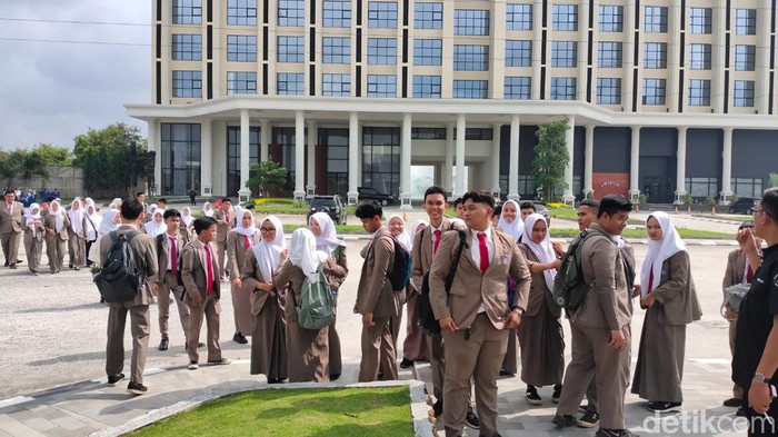 Siswa SMAN 10 Palembang antusias datang lebih awal ke #Demi Indonesia Cerdas Memilih.