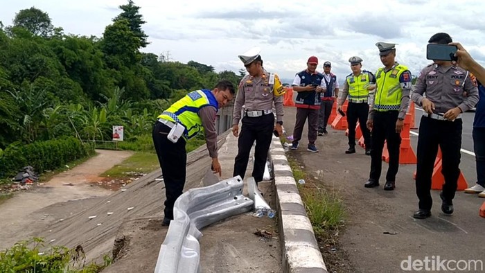 Suasana olah TKP kecelakaan bus terjun bebas di Tol Pemalang, Senin (22/1/2024).