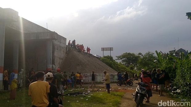 Suasana olah TKP kecelakaan bus terjun bebas di Tol Pemalang, Senin (22/1/2024).