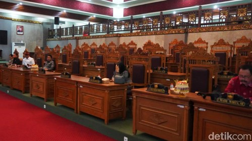 Suasana ruang rapat Paripurna DPRD Kabupaten Karangasem setelah beberapa anggota walk out, Senin (22/1/2024). (I Wayan Selamat Juniasa)