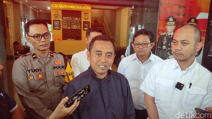 Syukron penyebar hoaks korban pembegalan bersama Kasatreskrim Polresta Malang Kota Kompol Danang Yudanto (kemeja putih).