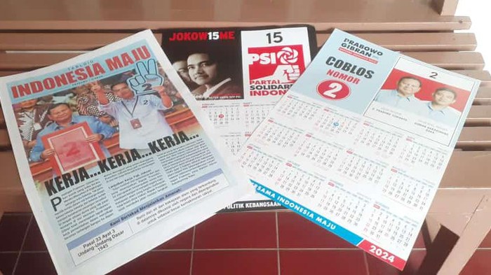 Tabloid dan kalender bergambar salah satu paslon capres cawapres dibagikan di rumah warga Kudus, Senin (22/1/2024).