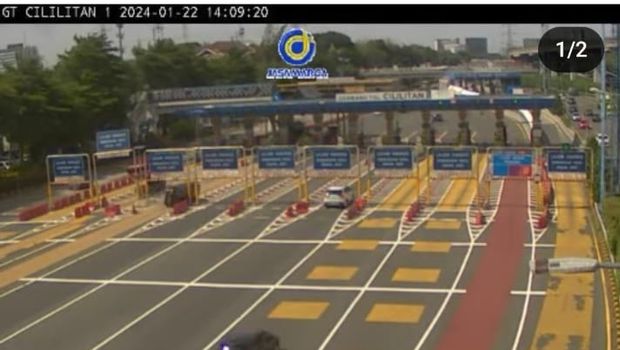 Tangkapan layar CCTV detik-detik mobil Suzuki XL7 menabrak beton barrier hingga terguling di GT Cililitan