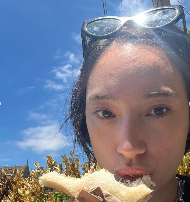 Tanpa pulasan makeup, Tatjana dengan bangga memamerkan kecantikan naturalnya. Unggahannya pun banjir pujian dari para netizen. Foto: Instagram/@tatjanasaphira