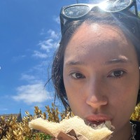 Tanpa pulasan makeup, Tatjana dengan bangga memamerkan kecantikan naturalnya. Unggahannya pun banjir pujian dari para netizen. Foto: Instagram/@tatjanasaphira