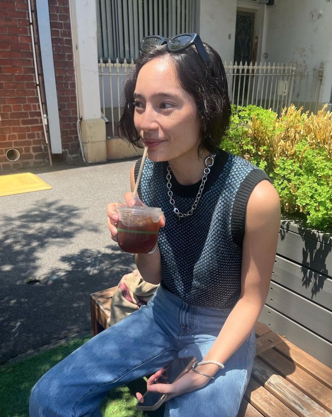 Selama di sana gaya Tatjana juga terlihat simpel. Seperti gayanya yang satu ini kala memadukan atasan tanpa lengan dengan celana panjang jeans. Untuk melengkapinya, Tatjana juga mengenakan kalung rantai berwarna silver. Foto: Instagram/@tatjanasaphira