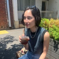 Selama di sana gaya Tatjana juga terlihat simpel. Seperti gayanya yang satu ini kala memadukan atasan tanpa lengan dengan celana panjang jeans. Untuk melengkapinya, Tatjana juga mengenakan kalung rantai berwarna silver. Foto: Instagram/@tatjanasaphira