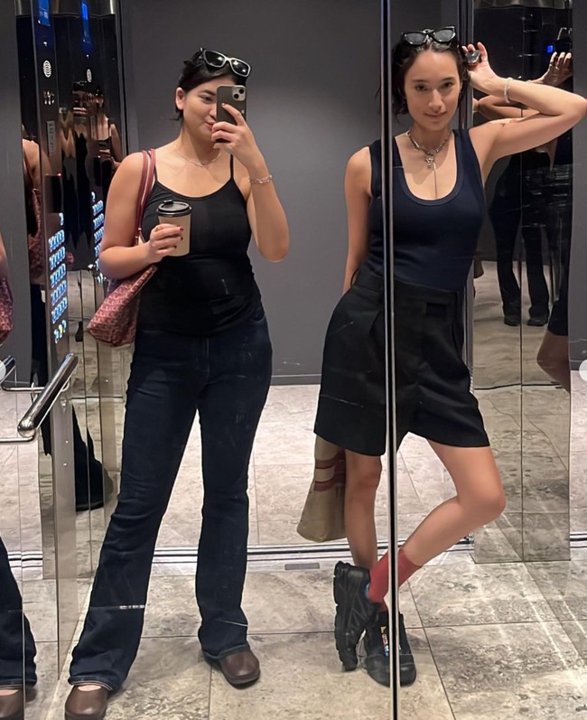 Selama berkeliling di Australia Tatjana ditemani oleh sahabatnya. Seperti dalam foto, keduanya kompak mengenakan pakaian santai berwarna gelap. Foto: Instagram/@tatjanasaphira