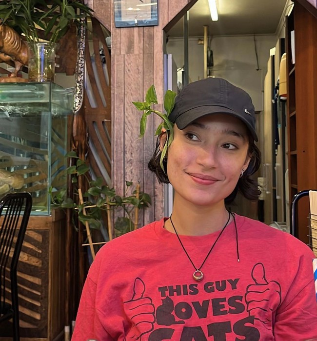 Penampilannya yang sederhana dan natural membuat tak sedikit netizen yang memujinya. Meski tanpa pulasan namun aktris blasteran Jerman itu tetap terlihat cantik. Foto: Instagram/@tatjanasaphira