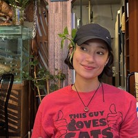 Penampilannya yang sederhana dan natural membuat tak sedikit netizen yang memujinya. Meski tanpa pulasan namun aktris blasteran Jerman itu tetap terlihat cantik. Foto: Instagram/@tatjanasaphira