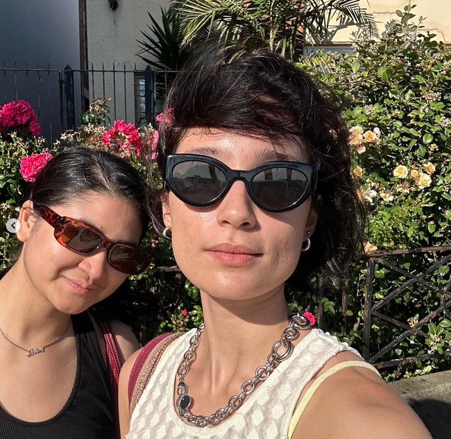 Tampil mengenakan kaca mata hitam, gaya Tatjana terlihat stylish. Ia pun tampak percaya diri memamerkan penampilan bare face-nya. Foto: Instagram/@tatjanasaphira