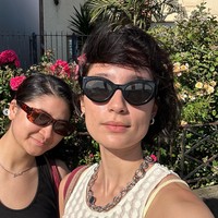 Tampil mengenakan kaca mata hitam, gaya Tatjana terlihat stylish. Ia pun tampak percaya diri memamerkan penampilan bare face-nya. Foto: Instagram/@tatjanasaphira