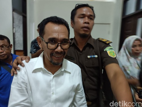 Terdakwa kasus korupsi gratifikasi eks Wali Kota Bima Muhammad Lutfi seusai menjalani sidang dakwaan di PN Tipikor Mataram, Senin (22/1/2024). (Ahmad Viqi/detikBali)