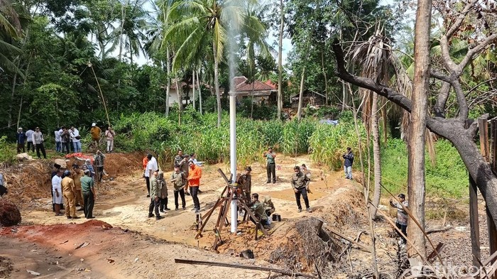 Tim Dinas ESDM Jatim saat mengkaji lokasi sumur bor di Desa Kadur, Kecamatan Kadur, Pamekasan.