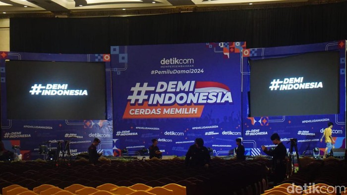 Tim Gegana Brimob Polda Sumsel melakukan penyisiran di The Sultan Conventions untuk memastikan acara #Demi Indonesia Cerdas Memilih aman.