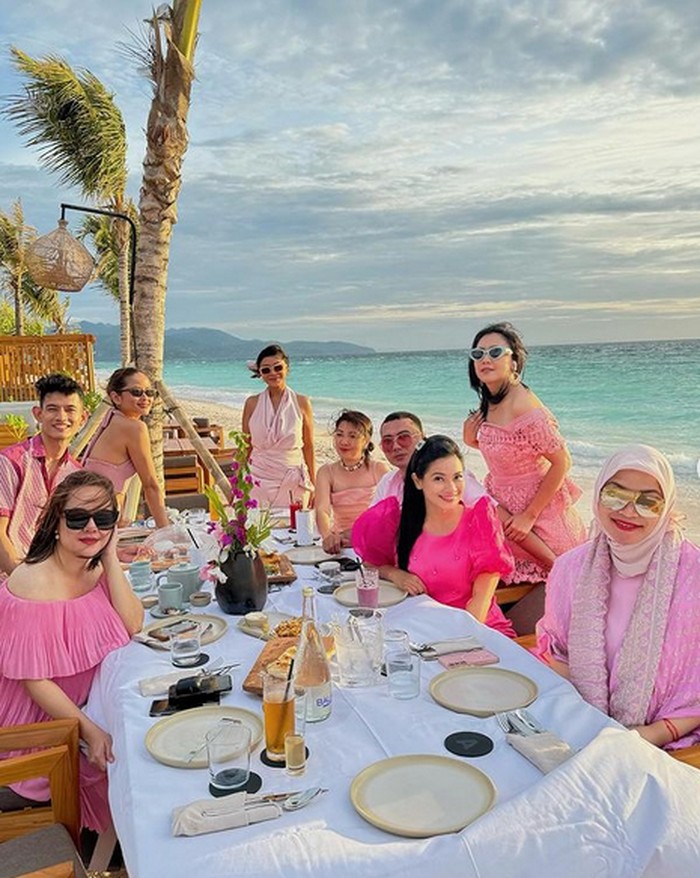 Titi Kamal Rayakan Ultah di Lombok dengan Menu Lobster hingga Mie Goreng Titi Kamal Rayakan Ultah di Lombok dengan Menu Lobster hingga Mie Goreng