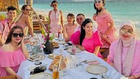 Untuk pesta makan-makannya, Titi sengaja memilih meja makan di tepi pantai Gili Meno yang terkenal dengan keindahannya. Foto: Instagram @titi_kamall