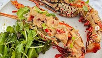 Dibuat khusus untuk ulang tahunnya, menu lobster yang satu ini ternyata berhasil memikat Titi yang suka dengan rasanya. Foto: Instagram @titi_kamall