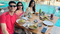 Ditemani kedua sahabatnya, Titi asyik sarapan di tepi kolam renang dengan pemandangan laut Gili Meno yang masih asri. Foto: Instagram @titi_kamall