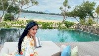 Rayakan ulang tahun yang ke-42 di Gili Meno bersama delapan sahabatnya, Titi Kamal bagikan momen serunya ini di Instagram. Foto: Instagram @titi_kamall