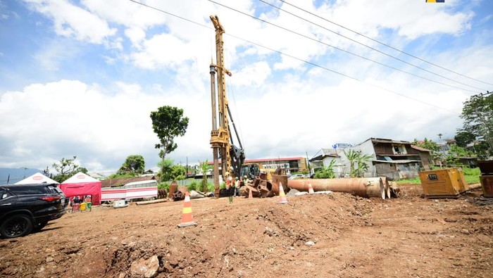 Menteri Pekerjaan Umum dan Perumahan Rakyat (PUPR) Basuki Hadimuljono meninjau progres pembangunan Jalan Tol Yogyakarta-Bawen yang merupakan bagian dari Proyek Strategis Nasional (PSN), Minggu (21/1/2024). Kehadiran Tol Yogyakarta-Bawen yang terhubung dengan Tol Trans Jawa ruas Semarang-Solo diharapkan akan meningkatkan perekonomian dan konektivitas wilayah, khususnya Provinsi Daerah Istimewa Yogyakarta dan Provinsi Jawa Tengah.