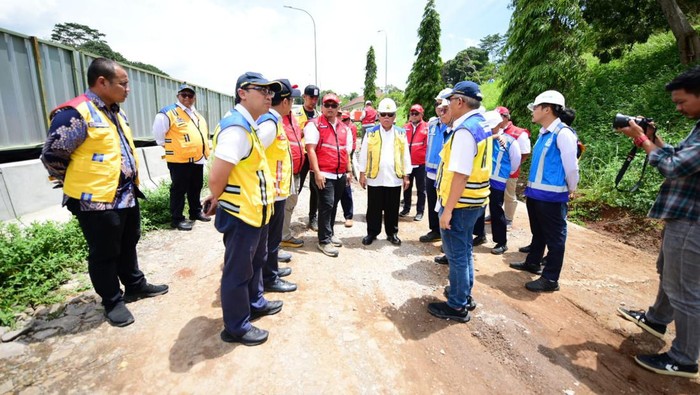 Tol Yogya-Bawen Ruas Banyurejo-Sleman Ditarget Rampung Kuartal I 2025 Menteri Pekerjaan Umum dan Perumahan Rakyat (PUPR) Basuki Hadimuljono meninjau progres pembangunan Jalan Tol Yogyakarta-Bawen yang merupakan bagian dari Proyek Strategis Nasional (PSN), Minggu (21/1/2024). Kehadiran Tol Yogyakarta-Bawen yang terhubung dengan Tol Trans Jawa ruas Semarang-Solo diharapkan akan meningkatkan perekonomian dan konektivitas wilayah, khususnya Provinsi Daerah Istimewa Yogyakarta dan Provinsi Jawa Tengah.