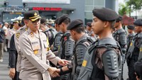Wakapolrestabes Surabaya AKBP Wimboko memberikan selamat kepada Bintara usai mengikuti Upacara Pembaretan.