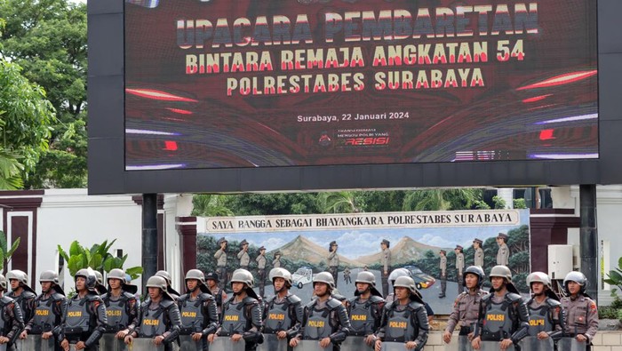 Tradisi Pembaretan Bintara Remaja Angkatan 54 Polrestabes Surabaya Sebanyak 55 Bintara Remaja angkatan 54 Polrestabes Surabaya mengikuti upacara pembaretan di Mapolrestabes Surabaya, Senin (22/1/2024).