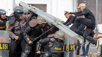 Sejumlah petugas kepolisian sedang menahan sejumlah demontrans saat simulasi pengamanan di Mapolrestabes Surabaya.