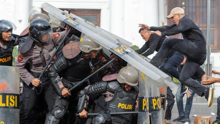 Tradisi Pembaretan Bintara Remaja  Angkatan 54 Polrestabes Surabaya Sebanyak 55 Bintara Remaja angkatan 54 Polrestabes Surabaya mengikuti upacara pembaretan di Mapolrestabes Surabaya, Senin (22/1/2024).