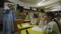 Valerii Shepel, Wakil Direktur Departemen Pendidikan di Kharkiv, mengatakan saat ini 565 anak telah mendaftar untuk mengikuti kelas.