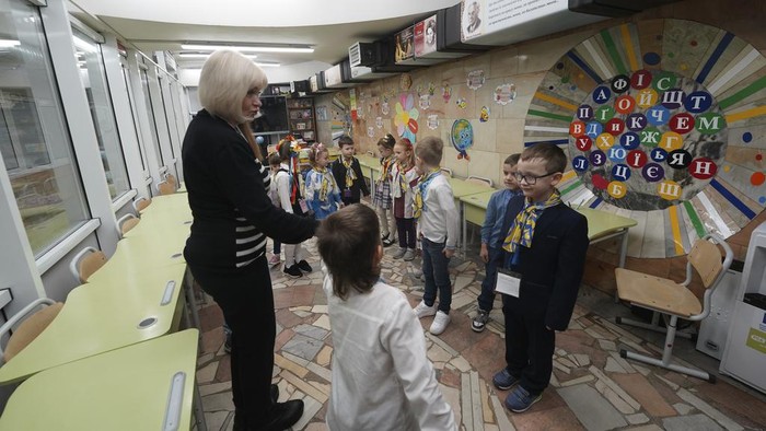 Ukraina Buka TK Bawah Tanah untuk Pertama Kalinya Sejak Invasi Rusia A teacher holds a lesson in an underground kindergarten in a subway station in Kharkiv, Ukraine, Saturday, Jan. 20, 2024. The city officials initiated opening kindergartens in underground subway stations to protect children from Russian missile strikes that hit Kharkiv every day. (AP Photo/Andrii Marienko)