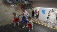 Metro Kharkiv telah menjadi tempat perlindungan bagi ribuan warga, terutama pada bulan-bulan pertama perang. Kharkiv terletak sekitar 40 kilometer dari perbatasan dengan Rusia dan sering menjadi sasaran serangan rudal.