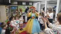 Tahun lalu sekolah dibuka kembali di metro Kharkiv, dan sekarang para orang tua dapat membawa anak-anak prasekolah mereka ke taman kanak-kanak pada akhir pekan.