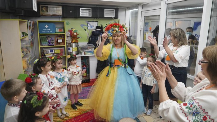 A teacher holds a lesson in an underground kindergarten in a subway station in Kharkiv, Ukraine, Saturday, Jan. 20, 2024. The city officials initiated opening kindergartens in underground subway stations to protect children from Russian missile strikes that hit Kharkiv every day. (AP Photo/Andrii Marienko)