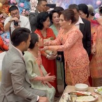 Aktris cantik 31 tahun itu tampak mengikuti satu per satu prosesi adat Mambosuri sambil ditemani oleh sang suami, Yakup Hasibuan. Acara tersebut juga tampak ramai dihadiri oleh keluarga dan kerabat dekat. Foto: Instagram/@jscmila