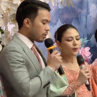 Meski sedang hamil besar namun Jessica tetap terlihat bersemangat dan antusias mengikuti acara tersebut. Ia dan suami bahkan sempat bernyanyi bersama membawakan lagu di acara 7 bulanannya itu. Foto: Instagram/@jscmila