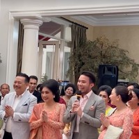 Terlihat kedua orangtua Yakup, Otto Hasibuan dan Norwati Damanik juga hadir di acara 7 bulanan adat Batak menantunya. Ekspresi bahagia juga terlihat jelas di wajah Otto dan sang istri yang akan segera menyambut kehadiran cucu mereka. Foto: Instagram/@jscmila