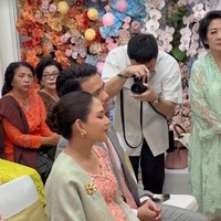 Meski sedang hamil besar namun pesona Jessica Mila tetap tak kalah mencuri atensi. Bumil tetap terlihat cantik menawan kala mengenakan kebaya berwarna peach dan hijau muda. Foto: Instagram/@jscmila