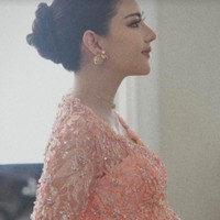 Jessica tampil cantik mengenakan kebaya rancangan desainer Rikawirtjes. Penampilannya itu dilengkapi dengan aksesori dari Tulola Designs. Foto: Instagram/@jscmila
