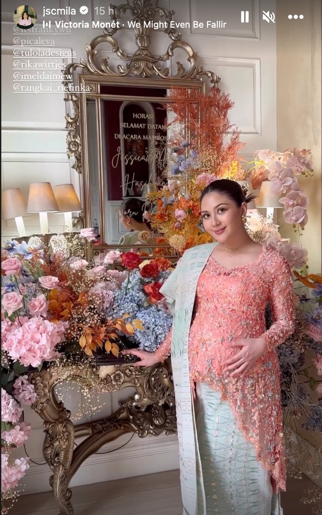 Dekorasi di acara 7 bulanan Jessica Mila itu juga tak kalah cantik dengan bertabur bunga-bunga berwarna-warni. Warna-warna bunga tersebut senada dengan pakaian berwarna pastel yang dikenakan Jessica Mila. Foto: Instagram/@jscmila