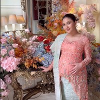 Dekorasi di acara 7 bulanan Jessica Mila itu juga tak kalah cantik dengan bertabur bunga-bunga berwarna-warni. Warna-warna bunga tersebut senada dengan pakaian berwarna pastel yang dikenakan Jessica Mila. Foto: Instagram/@jscmila