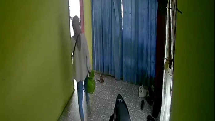 Wanita berhijab terekam CCTV mencuri di rumah warga.