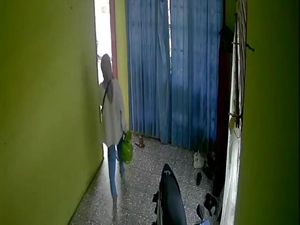 Wanita Berhijab Terekam CCTV Curi 3 Tabung Gas di Kosan Bengkulu