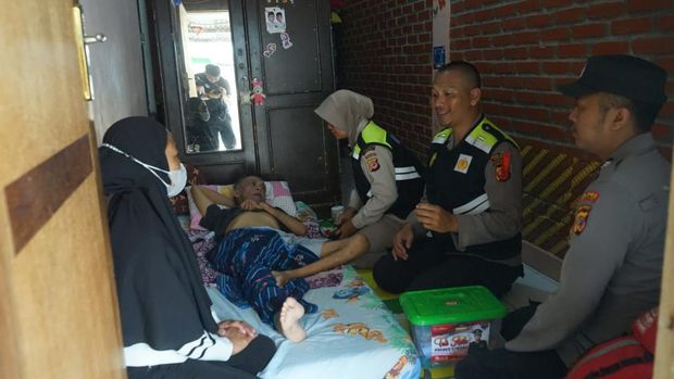 Zainal, warga Cimahi yang mengalami stroke terbaring di atas kasur