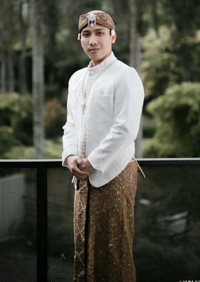 Di hari pernikahannya Aby tampil gagah mengenakan pakaian pengantin adat Jawa. Penampilannya itu juga dilengkapi dengan blangkon yang menutupi kepalanya. Foto: Instagram/@abyrespati