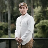 Di hari pernikahannya Aby tampil gagah mengenakan pakaian pengantin adat Jawa. Penampilannya itu juga dilengkapi dengan blangkon yang menutupi kepalanya. Foto: Instagram/@abyrespati