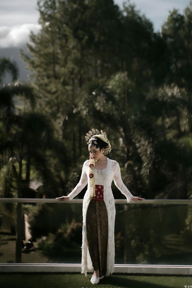 Sementara mempelai wanita terlihat cantik mengenakan kebaya berwarna putih. Khas adat Jawa, Hardiyanti juga tampak mengenakan roncean melati dan cunduk mentul di kepalanya. Foto: Instagram/@abyrespati