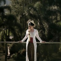 Sementara mempelai wanita terlihat cantik mengenakan kebaya berwarna putih. Khas adat Jawa, Hardiyanti juga tampak mengenakan roncean melati dan cunduk mentul di kepalanya. Foto: Instagram/@abyrespati