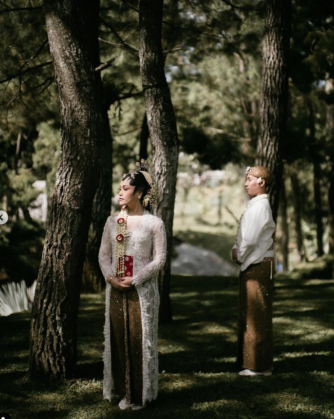 Sebelumnya Aby melalui akun Instagram pribadinya juga sempat membagikan foto prewedding dirinya bersama sang istri. Kental adat Jawa, di foto prewedding tersebut keduanya juga tampak mengenakan pakaian adat Jawa. Foto: Instagram/@abyrespati